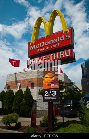 Restaurant McDonald's dans le quartier Astoria dans le borough du Queens à New York Banque D'Images