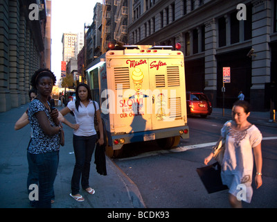 Un Mr Softee camion de crème glacée sur la Cinquième Avenue de New York le lundi 29 juin 2009 Richard B Levine Banque D'Images