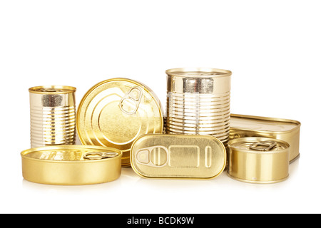 Assortiment de nourriture d'or tin can réfléchi sur fond blanc Banque D'Images