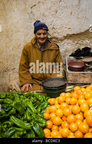 Scènes de marché coloré dans l'ancienne médina de Fes. Banque D'Images