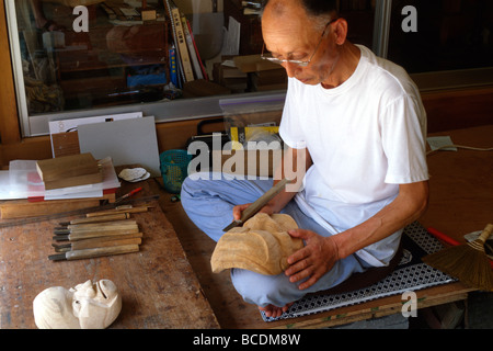 La Préfecture de Niigata au Japon l'île de Sado, le Noh mask carver Banque D'Images