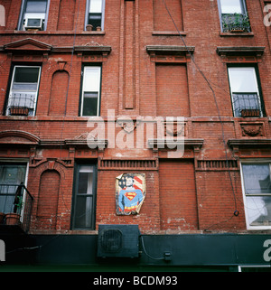 Une affiche en lambeaux de Barack Obama Superman avec un drapeau américain sur le côté d'un bâtiment Lower East Side à NY New York ville USA juin 2009 KATHY DEWITT Banque D'Images