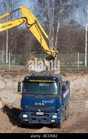 Chargement de camion de saleté Digger , Finlande Banque D'Images