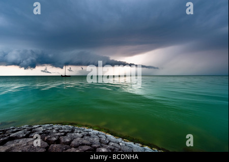 Un nuage tempête approchant sur l'IJsselmeer aux Pays-Bas Banque D'Images