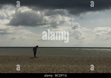 Détection de métaux sur la plage à Suffolk Aldeburgh Banque D'Images