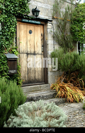 Porte de chalet dans les jardins du puits de Chalice au pied de Glastonbury Tor à Glastonbury Somerset Angleterre Banque D'Images