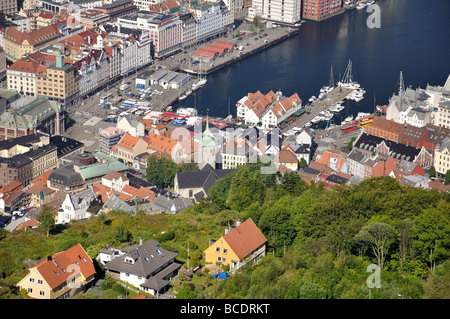 Vue sur la ville depuis le mont Fløyen, le funiculaire de Fløibanen, Bergen, Hordaland, Norvège Banque D'Images