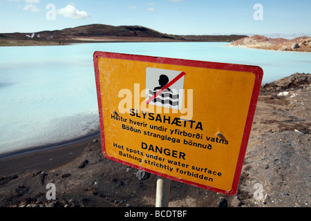 Le signe de danger, géothermie, piscine géothermique de Bjarnarflag, Mývatn, Islande Banque D'Images