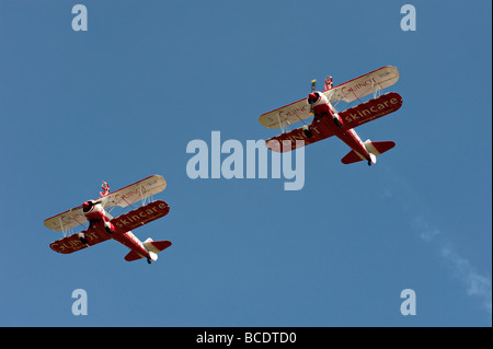 Deux biplans Boeing Stearman de Guinot wingwalking Team s'acquitter de leurs exploits à l'Airshow 2009 Biggin Hill. Banque D'Images