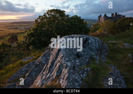 Harlech Castle avec le soleil sur la péninsule de Lleyn, Parc National de Snowdonia, Pays de Galles Banque D'Images