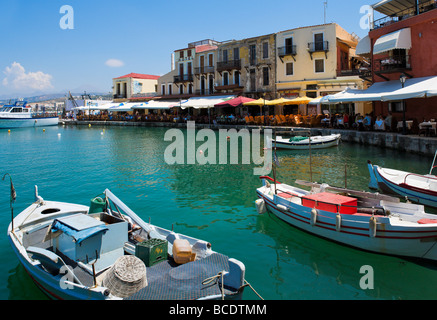 Restaurants au bord de l'eau et des bateaux de pêche dans le vieux port vénitien, Rethymnon, côte nord-ouest, Crète, Grèce Banque D'Images