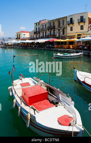 Restaurants au bord de l'eau et des bateaux de pêche dans le vieux port vénitien, Rethymnon, côte nord-ouest, Crète, Grèce Banque D'Images