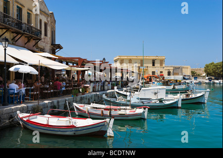 Restaurants au bord de l'eau et des bateaux de pêche dans le vieux port vénitien, Rethymnon, côte nord-ouest, Crète, Grèce Banque D'Images