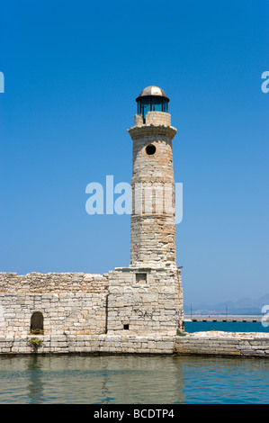 Phare dans le vieux port vénitien, Rethymnon, côte nord-ouest, Crète, Grèce Banque D'Images