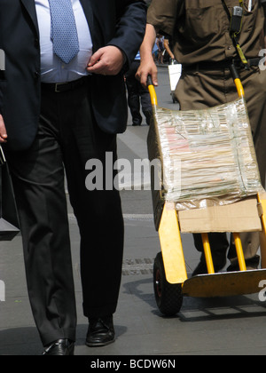 Marcher sur les travailleurs dans la rue Ville Ville Banque D'Images