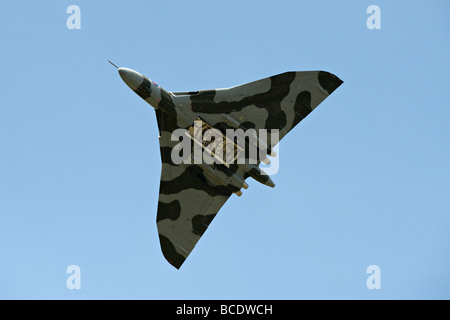 L'Avro Vulcan B2 XH558, Bombardier, avec portes ouvertes à bombes, airborne à Biggin Hill, Kent, Angleterre. Banque D'Images