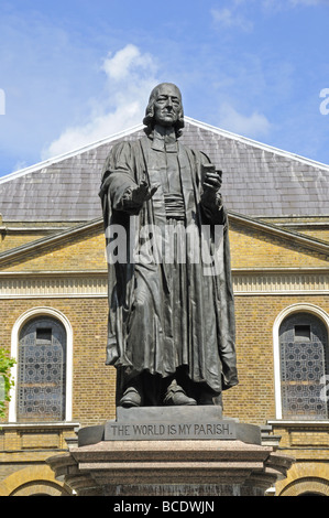 Statue de John Wesley en face de Wesley's Chapel Road Ville London England UK Banque D'Images