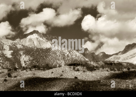 Nuages sur les montagnes sierras de l'Inyo National Forest en Californie Banque D'Images