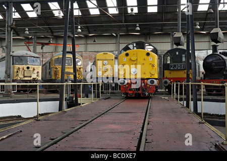 Moteurs de chemin de fer conservés à l'intérieur de Barrow Hill Roundhouse, Chesterfield Derbyshire Angleterre Royaume-Uni. patrimoine des transports. Locomotives de délestage du moteur Banque D'Images