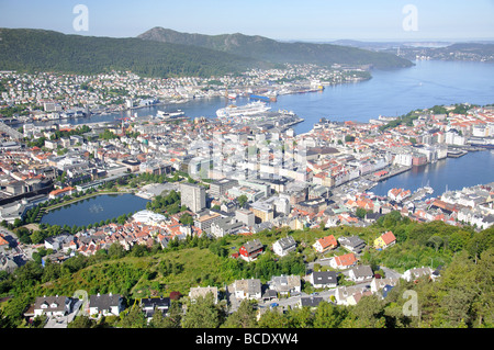 Vue sur la ville depuis le mont Fløyen, le funiculaire de Fløibanen, Bergen, Hordaland, Norvège Banque D'Images