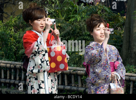 Deux jeunes femmes portant des photos de kimono avec leur appareil photo numérique dans le quartier de Gion de Kyoto Banque D'Images