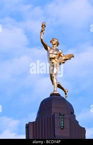 Statue du Golden Boy sur le dôme de l'édifice législatif du Manitoba, Winnipeg (Manitoba), Canada. Banque D'Images