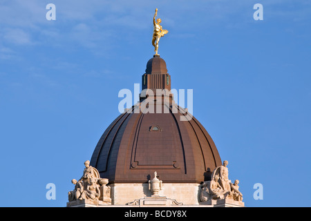 Statue du Golden Boy de la coupole de l'Édifice de l'Assemblée législative du Manitoba. Winnipeg, Manitoba, Canada. Banque D'Images