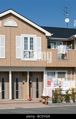 Blanchisserie suspendue à l'extérieur pour sécher dans une unité de logement de deux étages familiale de style occidental au Japon Banque D'Images