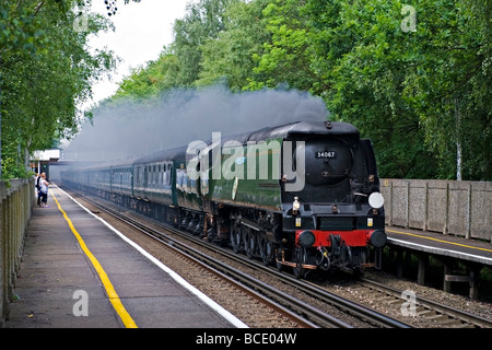 Bulleid Pacifique lumière '34067' Tangmere en pleine vitesse dans la station de Hildenborough, Kent, UK Banque D'Images