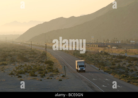 Camion sur l'autoroute dans le désert Banque D'Images