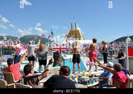 Le parti "ailaway à bord P&O Oceana Cruise Ship quitter Bergen, Hordaland, Norvège Banque D'Images