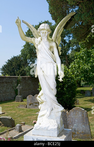 Une statue d'Ange blanc sur une tombe dans un cimetière anglais, West Sussex, Angleterre, Royaume-Uni Banque D'Images