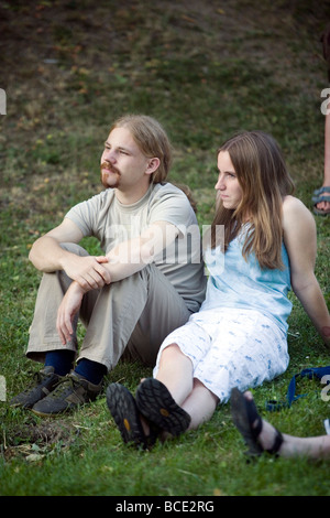 Jeune couple écouter un concert de musique folklorique traditionnelle dans un parc à Pec choisie comme ville européenne de la culture 2010 Banque D'Images