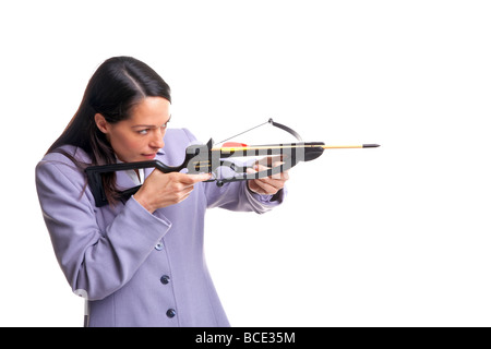 Businesswoman in a suit tirant une flèche d'une arbalète qu'elle vise à la cible isolé sur fond blanc Banque D'Images
