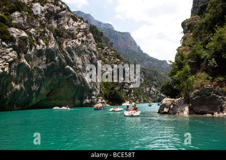 Les Gorges du Verdon, Haute Provence, France. Les touristes canoë dans le canyon Banque D'Images