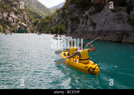 Les Gorges du Verdon, Haute Provence, France. Les touristes canoë dans le canyon Banque D'Images