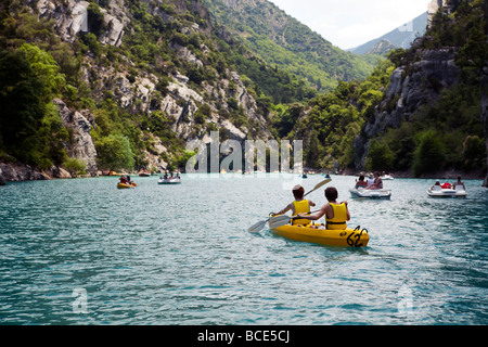 Les Gorges du Verdon, Haute Provence, France. Les touristes canoë dans le canyon Banque D'Images