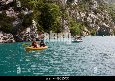 Les Gorges du Verdon, Haute Provence, France. Les touristes canoë dans le canyon Banque D'Images