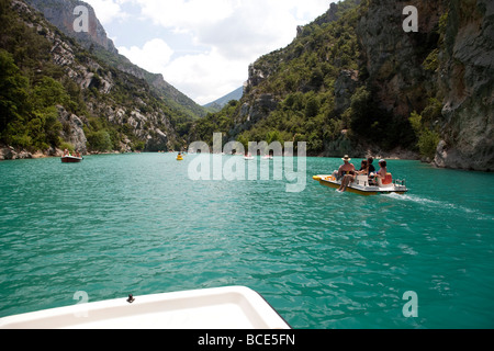 Les Gorges du Verdon, Haute Provence, France. Les touristes canoë dans le canyon Banque D'Images