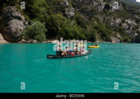 Les Gorges du Verdon, Haute Provence, France. Les touristes canoë dans le canyon Banque D'Images