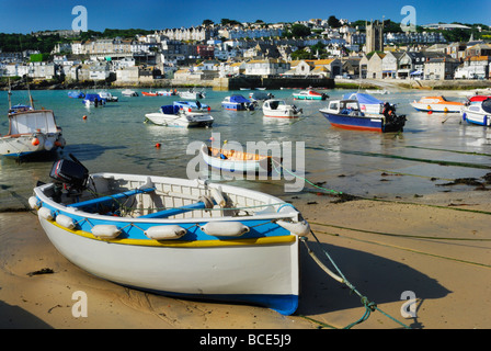 Bateaux amarrés dans le port de St Ives Cornwall tôt le matin m england UK Banque D'Images