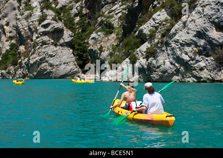 Les Gorges du Verdon, Haute Provence, France. Les touristes canoë dans le canyon Banque D'Images