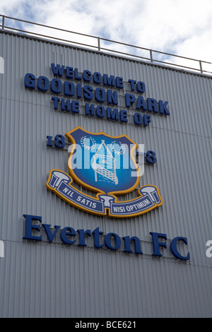 Panneau de bienvenue et à l'écusson de club de football de Goodison Park Stadium accueil de Everton FC Liverpool Merseyside England uk Banque D'Images