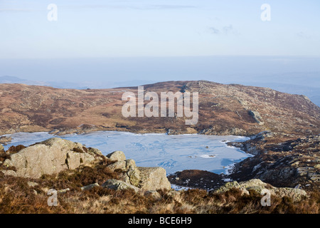 Vew de Llyn y Foel gelé de l'Daear Ddu Ridge sur Moel Siabod Galles Snowdonia Banque D'Images