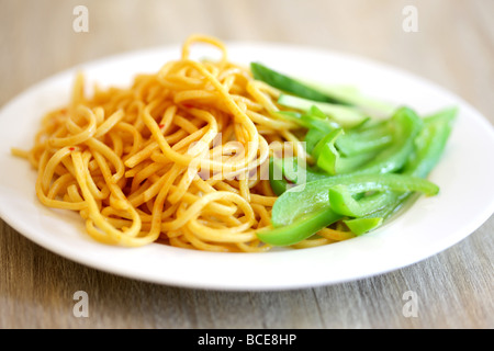 Cuit oeuf sain Style asiatique nouilles frites avec des haricots verts et une salade de concombre avec aucun peuple Banque D'Images