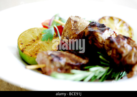 Brochettes d'agneau frais sain avec une salade et de Lime servi dans un bol ou un plat blanc avec aucun peuple Banque D'Images