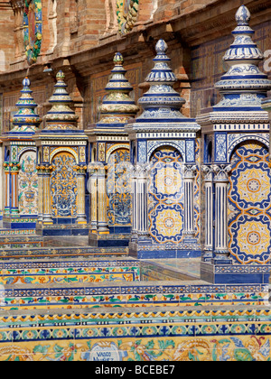 Tuiles de couleurs représentant des scènes de différentes régions de l'Espagne sur la Plaza de España à Séville, Espagne Banque D'Images