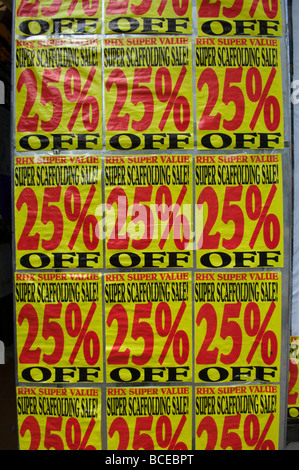 Signes de vente affichés sur les vitres d'un magasin dans le lower Manhattan à New York le dimanche 28 juin 2009 Frances M Roberts Banque D'Images