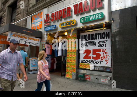 Signes de vente affichés sur les vitres d'un magasin dans le lower Manhattan à New York le dimanche 28 juin 2009 Frances M Roberts Banque D'Images