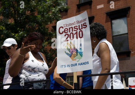 L'US Census 2010 flottent dans le Brooklyn Puerto Rican Day Parade Banque D'Images